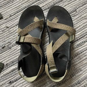 Chacos Women size 11. Z2 style with toe loop